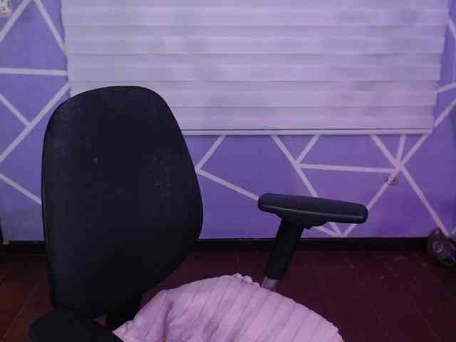MiaaJoness webcam