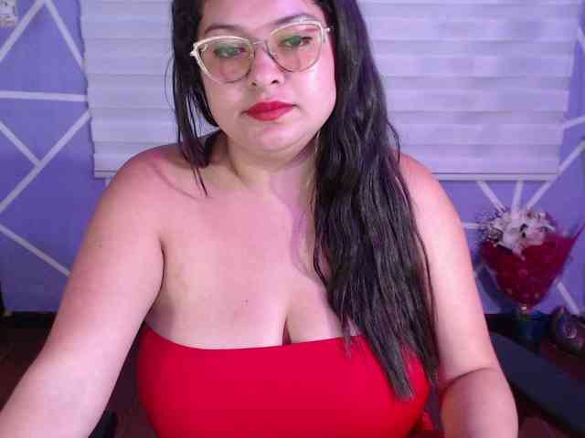 MiaaJoness webcam