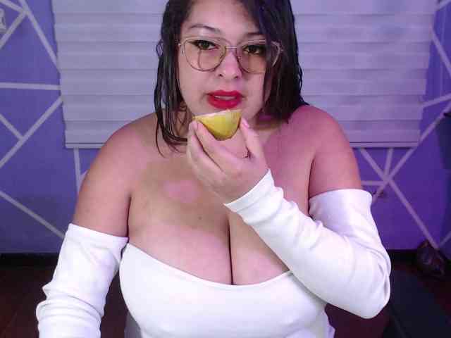 MiaaJoness webcam