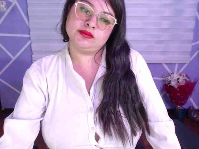 MiaaJoness webcam