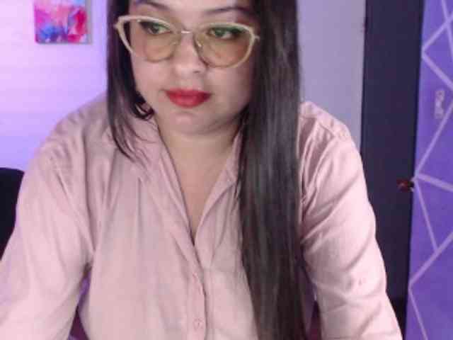 MiaaJoness webcam