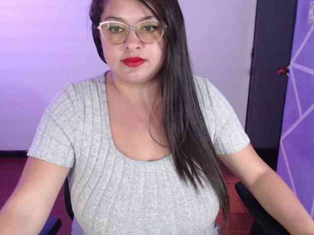 MiaaJoness webcam