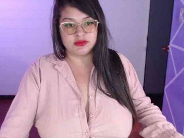 MiaaJoness webcam