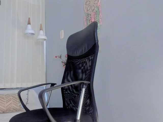 Emi-Rosee's BongaCams show and profile