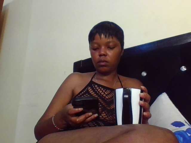 Empressvee25's BongaCams show and profile