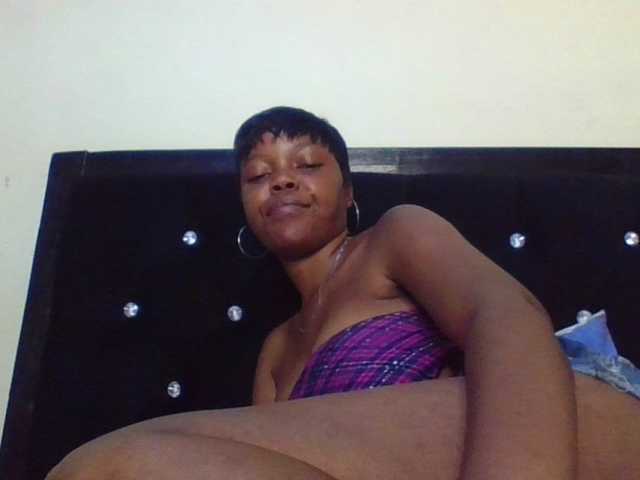 Empressvee25's BongaCams show and profile