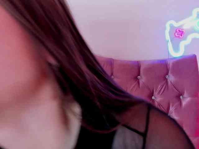 MiaWhiteBunny webcam