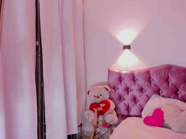 MiaWhiteBunny webcam