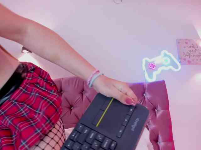 MiaWhiteBunny webcam