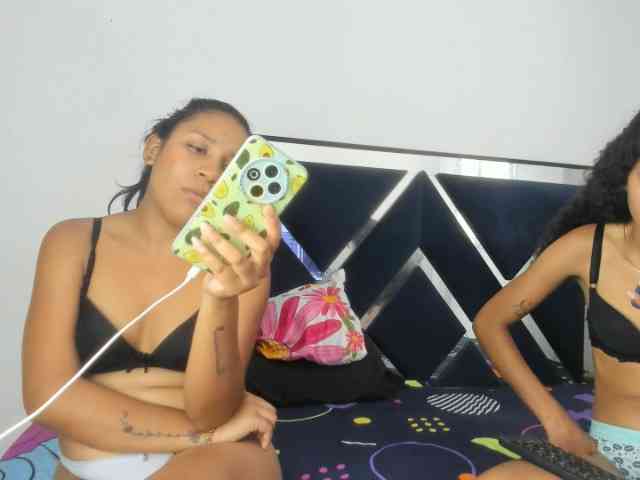 CharlottandVanessa webcam