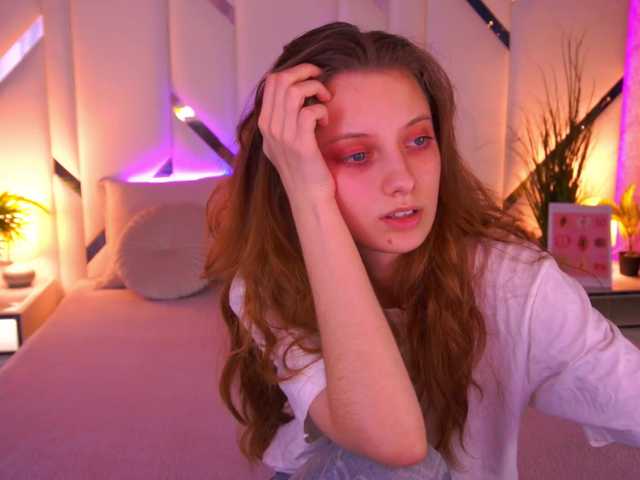 CuteeFoxy broadcasting live