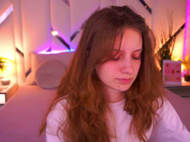 CuteeFoxy broadcasting live