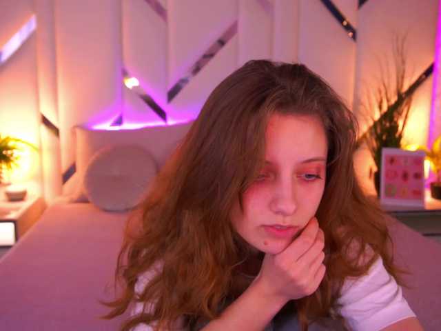 CuteeFoxy broadcasting live