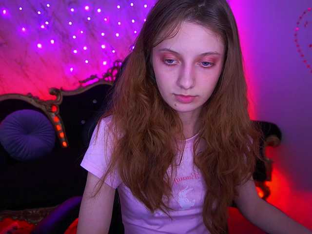 CuteeFoxy broadcasting live