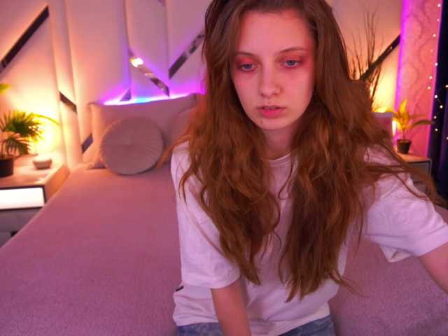 CuteeFoxy broadcasting live