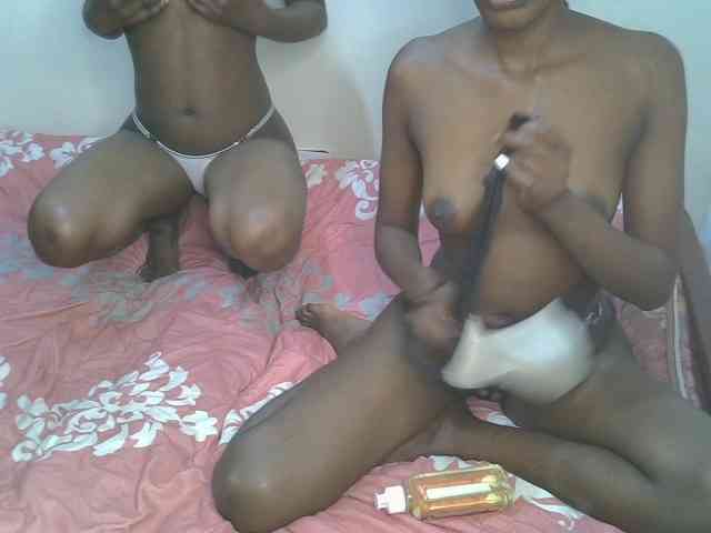 NaughtyTwinsXX webcam