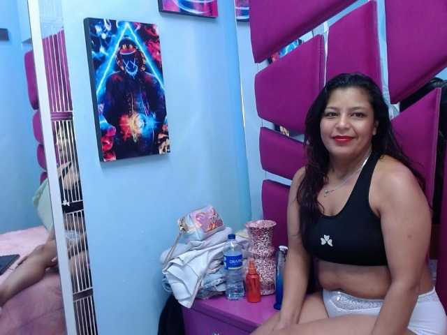 CAROLINASUAREZ's BongaCams show and profile