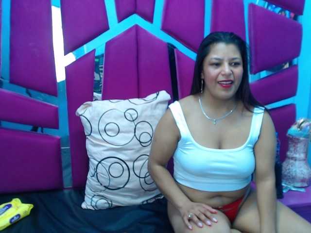 le modèle CAROLINASUAREZ est en webcam porno dans un show sur le site bongacams, il possède les tags suivants: Latino/Hispanic,Brunette,Trimmed