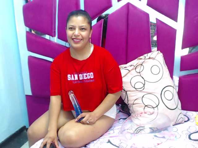 CAROLINASUAREZ's BongaCams show and profile