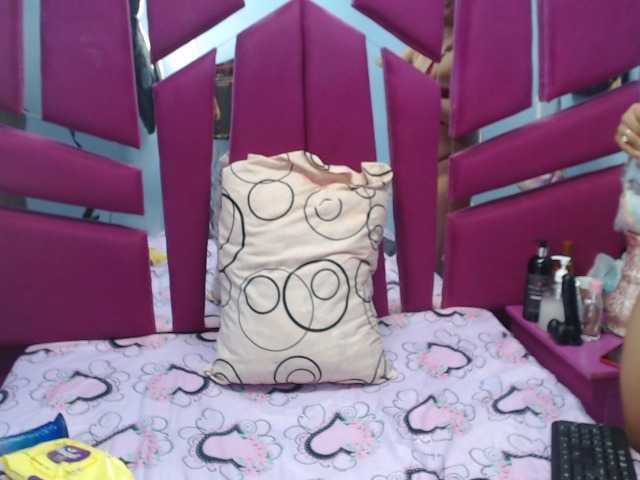 le modèle CAROLINASUAREZ est en webcam porno dans un show sur le site bongacams, il possède les tags suivants: Latino/Hispanic,Brunette,Trimmed