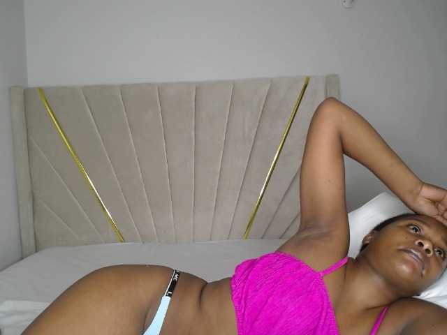 le modèle Kimmy1 est en webcam porno dans un show sur le site bongacams, il possède les tags suivants: Ebony,Brunette,Trimmed