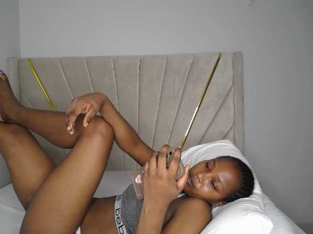 le modèle Kimmy1 est en webcam porno dans un show sur le site bongacams, il possède les tags suivants: Ebony,Brunette,Trimmed