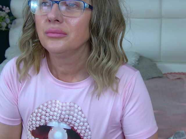 le modèle CougarMilf est en webcam porno dans un show sur le site bongacams, il possède les tags suivants: White/Caucasian,Blonde,Shaved
