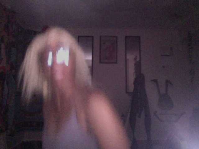 AdviceColumn's BongaCams show and profile