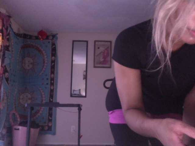 AdviceColumn's BongaCams show and profile