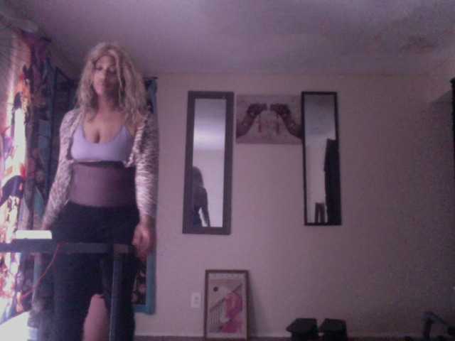 AdviceColumn's BongaCams show and profile