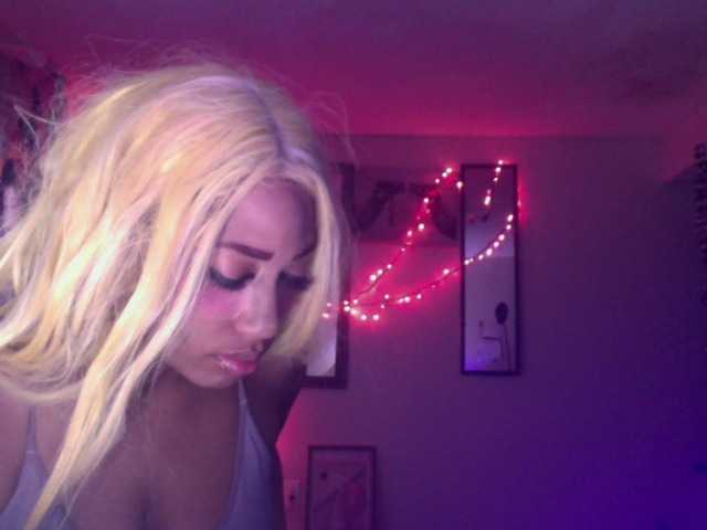 AdviceColumn's BongaCams show and profile