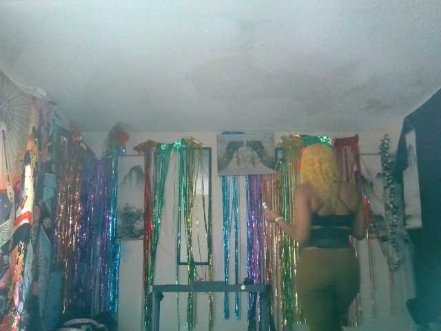 AdviceColumn's BongaCams show and profile