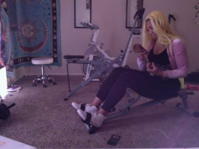 AdviceColumn's BongaCams show and profile