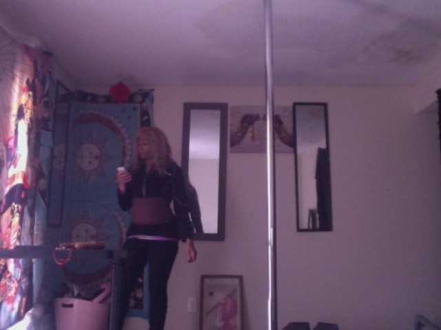 AdviceColumn's BongaCams show and profile