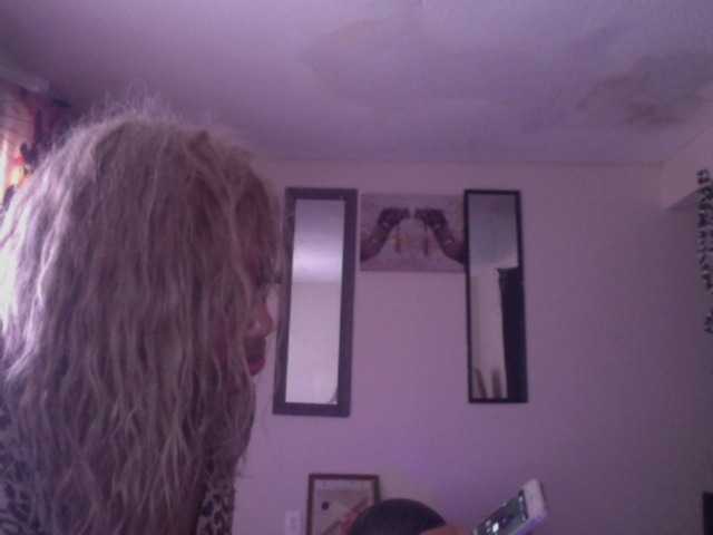 AdviceColumn's BongaCams show and profile