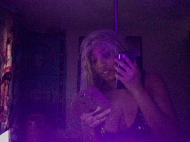 AdviceColumn's BongaCams show and profile