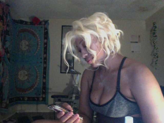 AdviceColumn's BongaCams show and profile