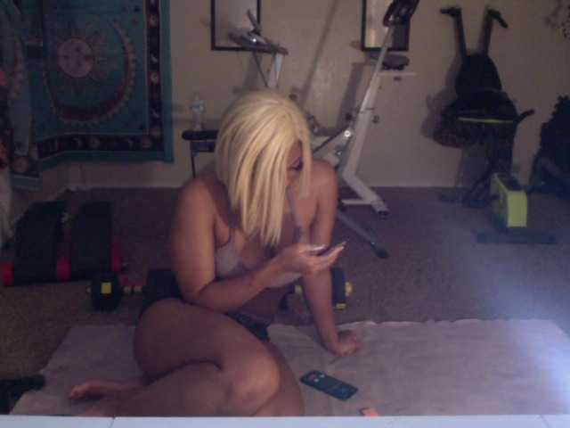 AdviceColumn's BongaCams show and profile