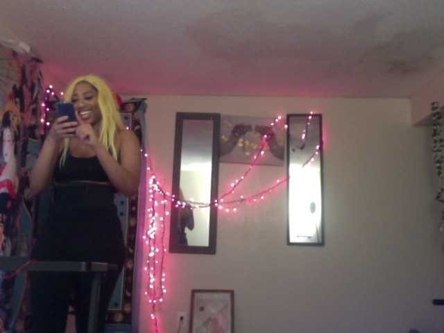 AdviceColumn's BongaCams show and profile