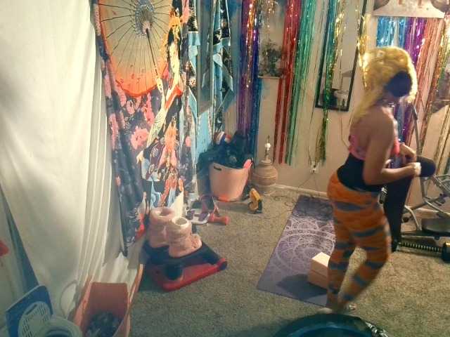 AdviceColumn's BongaCams show and profile