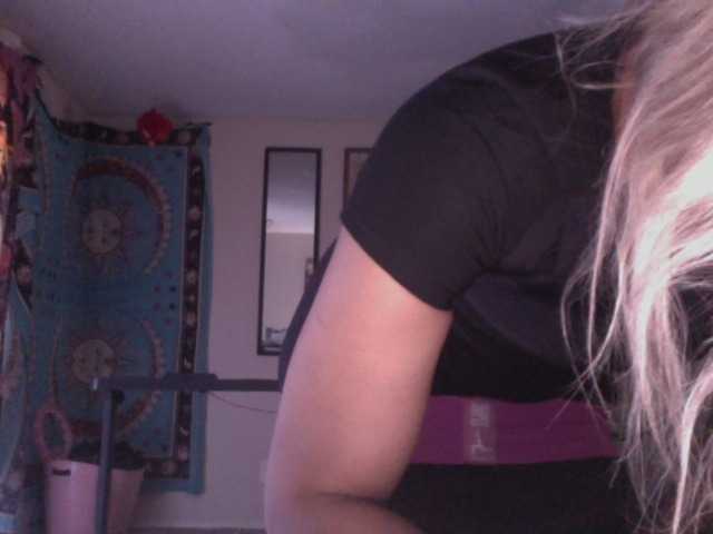 AdviceColumn's BongaCams show and profile