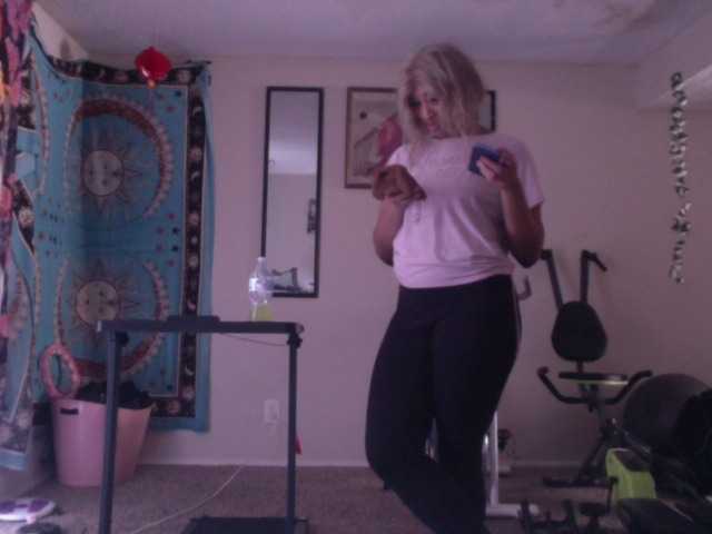 AdviceColumn's BongaCams show and profile