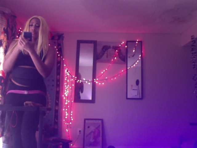 AdviceColumn's BongaCams show and profile