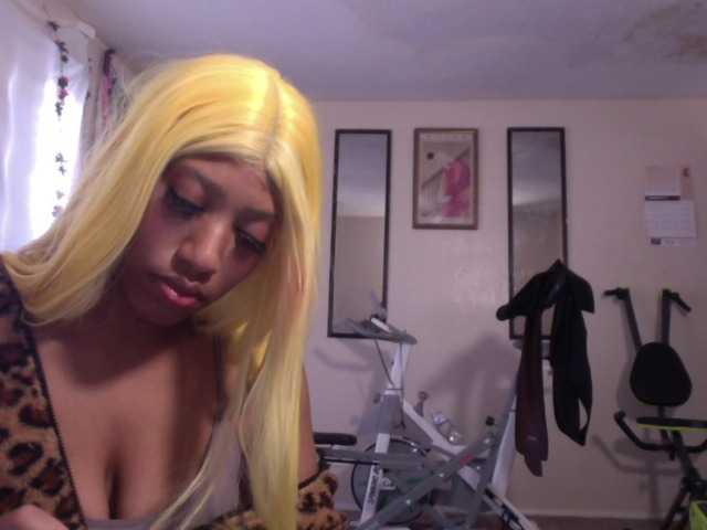 AdviceColumn's BongaCams show and profile