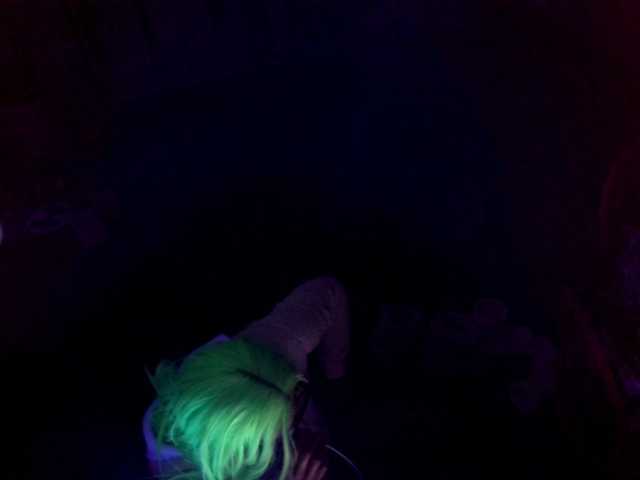 AdviceColumn's BongaCams show and profile