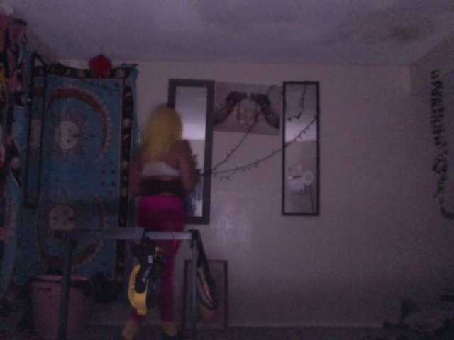 AdviceColumn's BongaCams show and profile