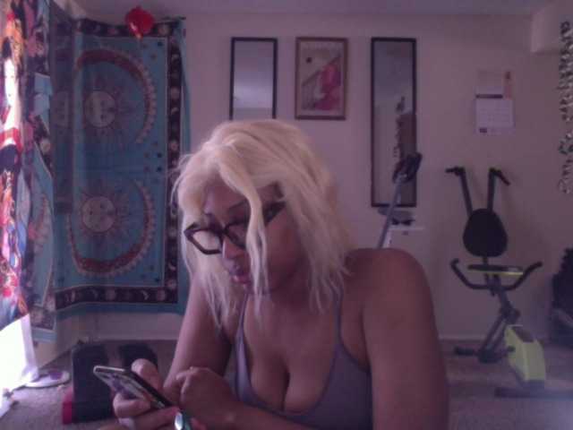 AdviceColumn's BongaCams show and profile