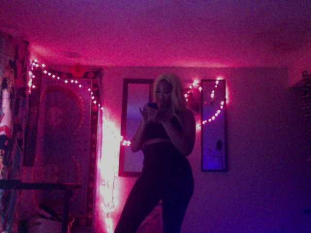 AdviceColumn's BongaCams show and profile