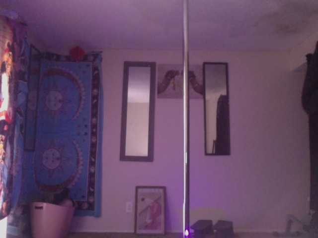 AdviceColumn's BongaCams show and profile