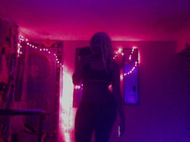 AdviceColumn's BongaCams show and profile